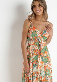 Born2be - Pomarańczowa Sukienka Nerin. Okazja: na spacer, na plażę. Typ kołnierza: dekolt kopertowy. Kolor: pomarańczowy. Wzór: nadruk, kwiaty. Typ sukienki: kopertowe. Materiał: tkanina. Długość rękawa: na ramiączkach. Styl: boho. Długość: maxi #4