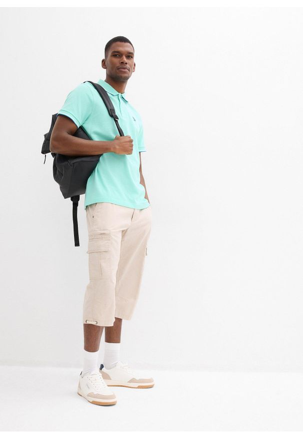 bonprix - Koszulka polo z czystej bawełny organicznej piqué. Typ kołnierza: polo. Kolor: zielony. Materiał: bawełna. Długość rękawa: krótki rękaw. Długość: krótkie. Wzór: nadruk. Styl: sportowy