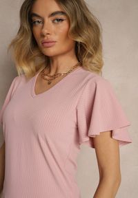 Renee - Różowa Bluzka Ozdobiona Rozkloszowanymi Rękawami Sunetha. Okazja: na co dzień. Typ kołnierza: dekolt w kształcie V. Kolor: różowy. Materiał: jeans. Wzór: aplikacja. Styl: elegancki, casual #4