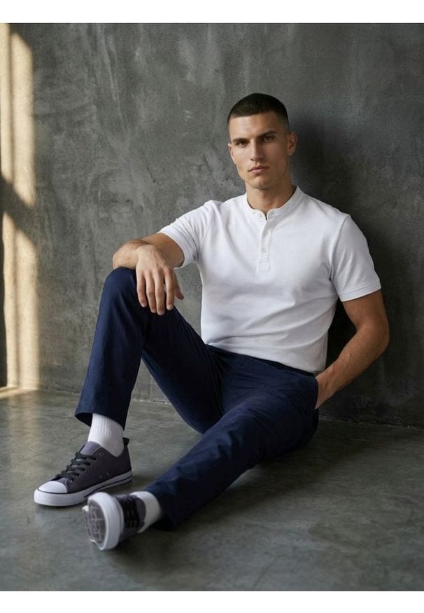 Sinsay - Bawełniane spodnie chino slim - granatowy. Kolor: niebieski. Materiał: bawełna