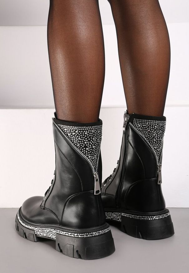 Born2be - Czarne Botki Workery Ozdobione Cyrkoniami Erisanda. Okazja: na co dzień. Zapięcie: sznurówki. Kolor: czarny. Materiał: jeans, skóra. Wzór: aplikacja. Obcas: na obcasie. Styl: casual, elegancki, rockowy. Wysokość obcasa: niski