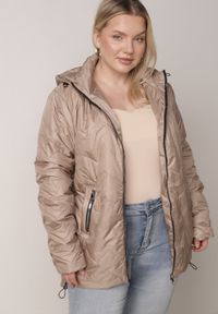 Born2be - Ciemnobeżowa Przejściowa Pikowana Kurtka z Odpinanym Kapturem Nevistta. Okazja: na spacer, na co dzień, do pracy. Kolekcja: plus size. Kolor: beżowy. Materiał: poliester, jeans. Styl: casual, elegancki #8