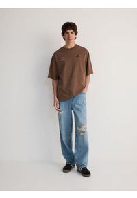 Reserved - T-shirt oversize z nadrukiem na plecach - ciemnobrązowy. Kolor: brązowy. Materiał: bawełna, dzianina. Wzór: nadruk