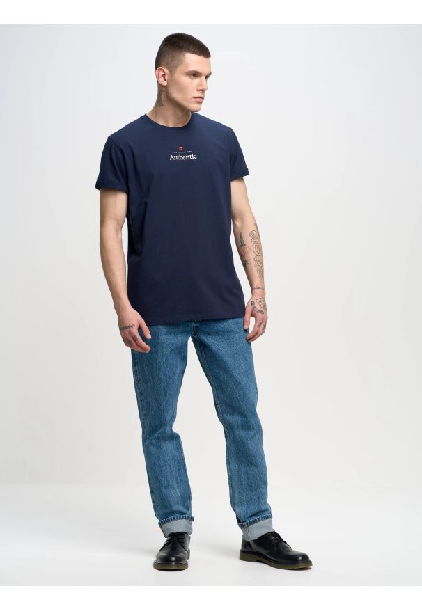 Big-Star - Koszulka męska z linii Authentic z nadrukiem granatowa Techmunen 403. Okazja: na co dzień. Kolor: niebieski. Materiał: bawełna, jeans. Wzór: nadruk. Sezon: lato. Styl: sportowy, casual