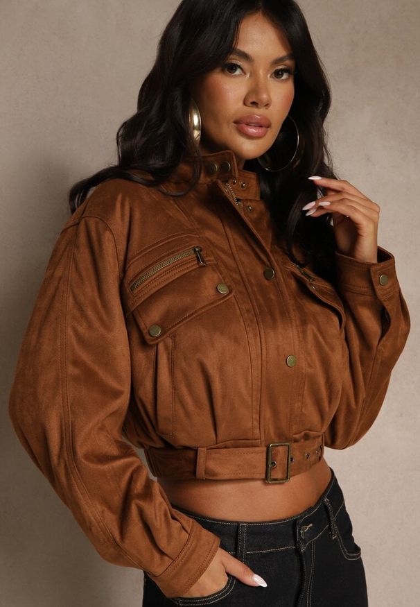 Renee - Brązowa Kurtka Biker z Imitacji Zamszu o Fasonie Cropped Eselessa. Kolor: brązowy. Materiał: zamsz. Długość: krótkie. Styl: boho