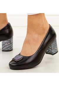 POTOCKI - Czarne skórzane czółenka damskie Potocki 19411. Okazja: na ślub cywilny, na wesele, na imprezę. Nosek buta: okrągły. Kolor: czarny. Szerokość cholewki: normalna. Materiał: skóra. Sezon: wiosna, jesień, lato. Obcas: na obcasie. Styl: elegancki, klasyczny, wizytowy. Wysokość obcasa: średni #1