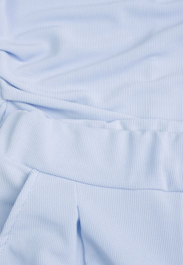 Born2be - Jasnoniebieski Komplet Bluzka z Zaznaczonymi Ramionami i Spodnie Szerokie na Gumce Divaires. Kolor: niebieski