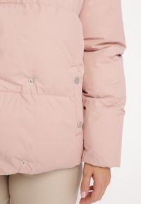 Born2be - Różowa Kurtka Pikowana ze Stójką Astasia. Typ kołnierza: kołnierzyk stójkowy. Kolor: różowy. Wzór: jednolity. Sezon: zima, jesień. Styl: elegancki #6