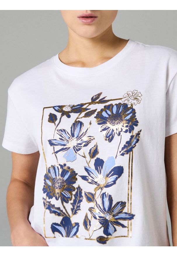 Sinsay - Bawełniana koszulka z nadrukiem - biały. Kolor: biały. Materiał: bawełna. Wzór: nadruk