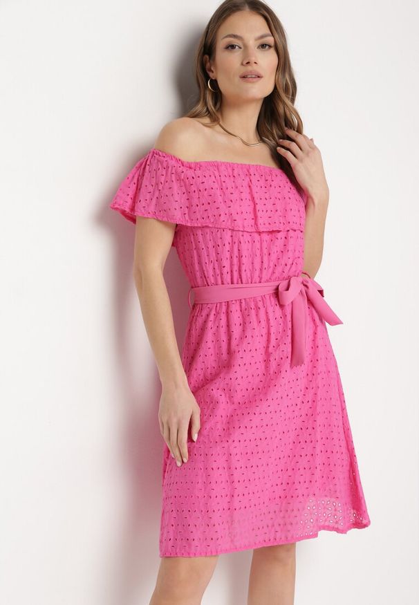 Born2be - Fuksjowa Sukienka Hiszpanka z Ozdobnym Haftem i Paskiem w Talii Perenna. Okazja: na co dzień. Typ kołnierza: dekolt hiszpanka. Kolor: różowy. Wzór: haft. Styl: casual, elegancki, wizytowy