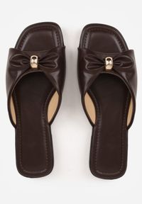 Born2be - Brązowe Płaskie Klapki z Metaliczną Aplikacją na Marszczonym Pasku Lilaya. Okazja: na co dzień. Kolor: brązowy. Materiał: len. Wzór: aplikacja. Styl: casual, elegancki #4