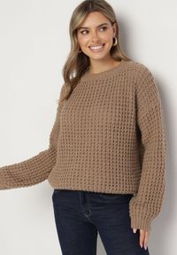 Born2be - Ciemnobeżowy Sweter z Dodatkiem Wiskozy i Ozdobnym Splotem Riavellea. Okazja: na co dzień, na spotkanie biznesowe. Kolor: beżowy. Materiał: wiskoza. Wzór: ze splotem. Styl: casual, biznesowy, elegancki #3