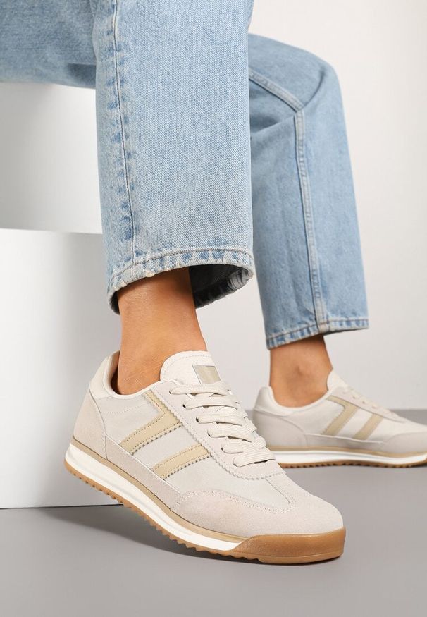 Renee - Beżowe Sneakersy Ozdobione Paskami Nairalina. Okazja: na co dzień. Zapięcie: pasek. Kolor: beżowy. Materiał: jeans. Wzór: aplikacja