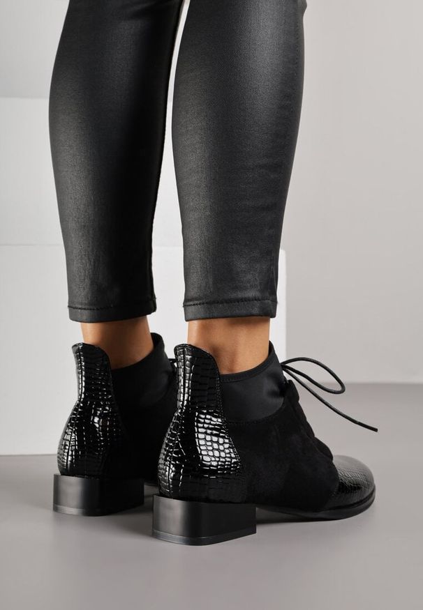 Born2be - Czarne Botki Typu Trzewiki z Lakierowanymi Wstawkami z Tłoczeniem Krokodyla Zetilla. Kolor: czarny. Materiał: lakier. Styl: elegancki