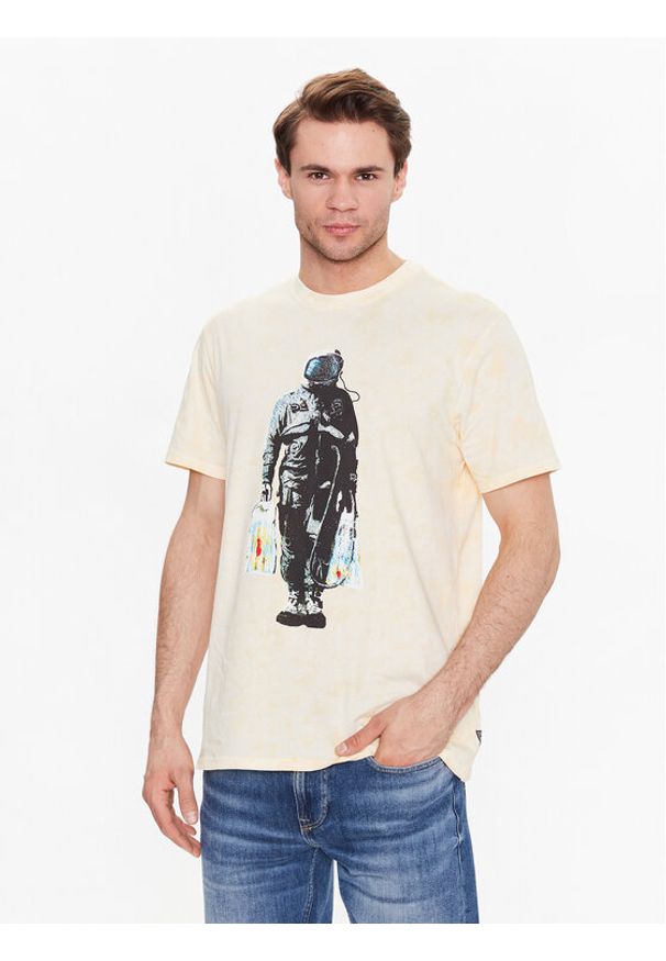 Guess T-Shirt Spaceman M3GI79 K9RM3 Żółty Regular Fit. Kolor: żółty. Materiał: bawełna