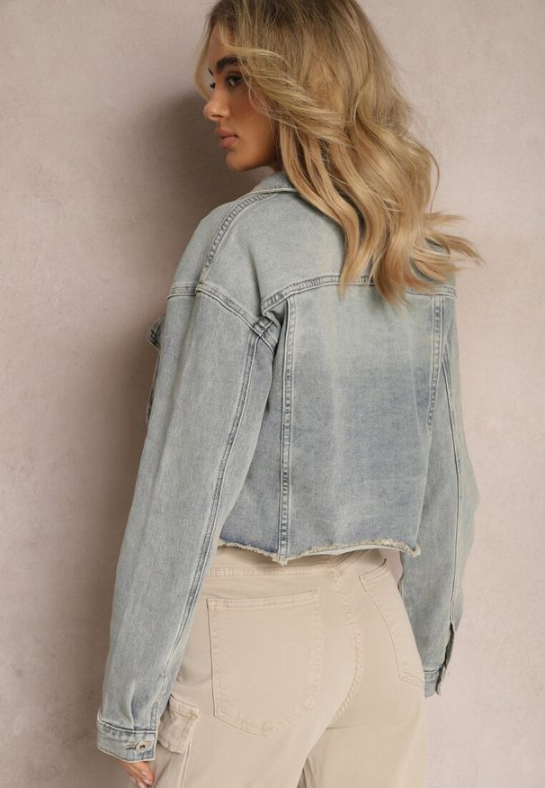 Renee - Jasnoniebieska Jeansowa Kurtka na Guziki ze Strzępionym Dołem i Kieszeniami z Klapami Elitiare. Kolor: niebieski. Materiał: jeans. Wzór: aplikacja