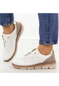 Białe skórzane półbuty damskie Sergio Leone Sp002. Okazja: na co dzień. Nosek buta: okrągły. Kolor: biały. Materiał: skóra. Szerokość cholewki: normalna. Sezon: wiosna, jesień, lato. Styl: casual, klasyczny, sportowy #1