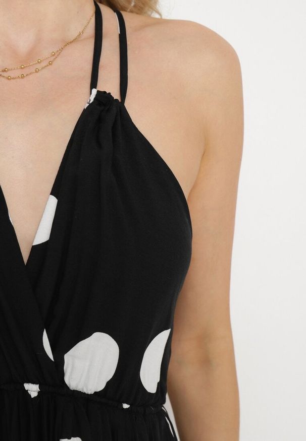 Born2be - Czarna Rozkloszowana Sukienka z Wiskozy Wiązana na Szyi i Plecach z Gumką w Pasie Jessmarie. Okazja: na co dzień. Kolor: czarny. Materiał: wiskoza. Styl: casual