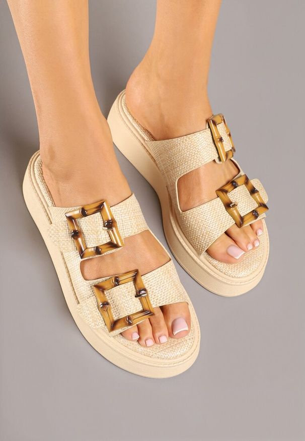 Born2be - Beżowe Klapki na Grubej Podeszwie z Paskami z Klamrami Imitującymi Drewno Nilasina. Okazja: na co dzień, na plażę. Kolor: beżowy. Styl: casual