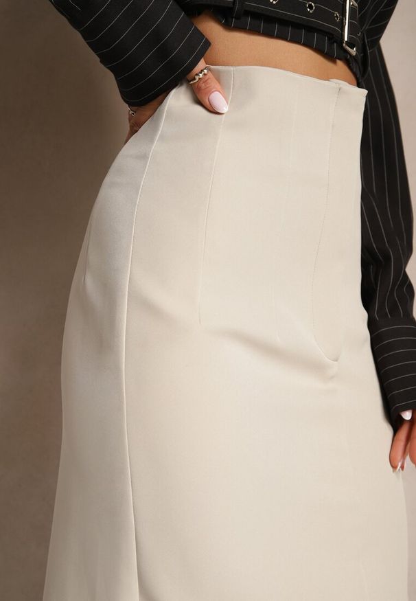 Renee - Beżowa Spódnica o Ołówkowym Kroju High Waist z Rozcięciem z Tyłu Liozia. Okazja: na spotkanie biznesowe. Stan: podwyższony. Kolor: beżowy. Materiał: jedwab. Wzór: gładki. Styl: biznesowy, elegancki