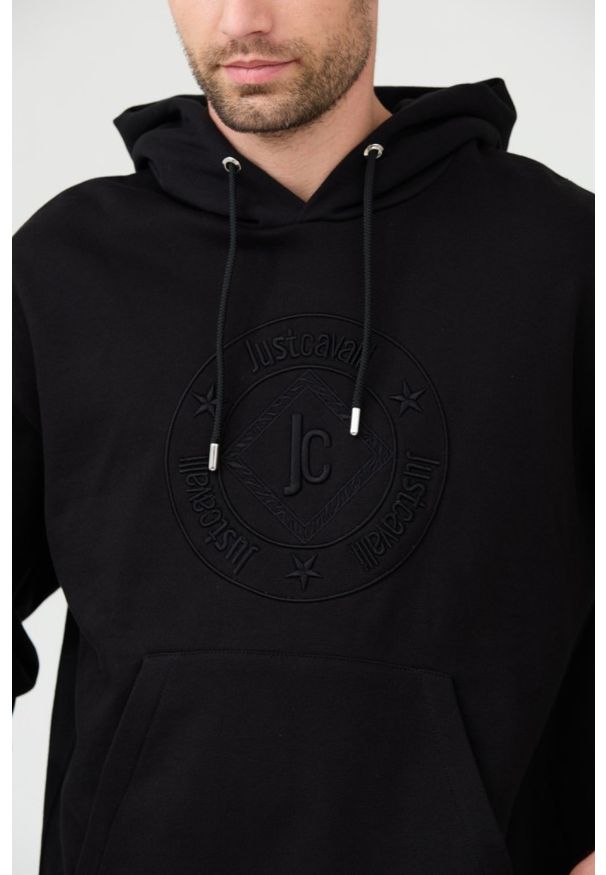 Just Cavalli - JUST CAVALLI Czarna męska bluza z kapturem i haftowanym logo O Fiche, Rozmiar XL. Typ kołnierza: kaptur. Kolor: czarny. Wzór: haft