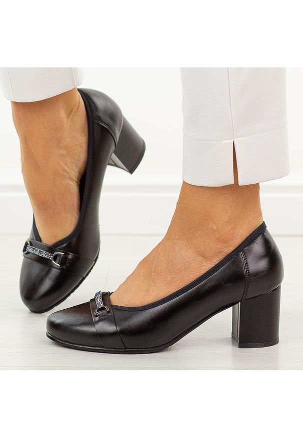 Czarne skórzane czółenka damskie Cambell 19450. Okazja: na ślub cywilny, na wesele, na imprezę. Nosek buta: okrągły. Kolor: czarny. Szerokość cholewki: normalna. Materiał: skóra. Sezon: wiosna, jesień, lato. Obcas: na obcasie. Styl: elegancki, klasyczny, wizytowy. Wysokość obcasa: średni