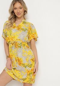 Born2be - Żółta Sukienka w Kwiaty z Paskiem Cleza. Okazja: na co dzień. Typ kołnierza: dekolt w kształcie V. Kolor: żółty. Wzór: kwiaty. Sezon: wiosna, lato. Styl: casual, elegancki #1