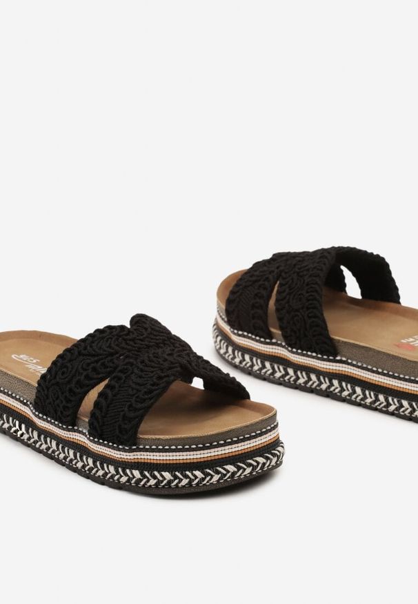 Born2be - Czarne Klapki z Ekoskóry na Grubej Podeszwie Ozdobione Plecionką Ulloena. Kolor: czarny. Materiał: len. Wzór: aplikacja. Sezon: lato. Styl: boho, elegancki