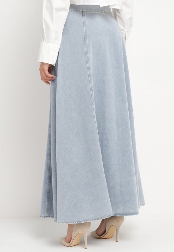 Born2be - Jasnoniebieska Bawełniana Spódnica Jeansowa Maxi Rozkloszowana z Łańcuszkiem Zallire. Kolor: niebieski. Materiał: bawełna, jeans. Styl: boho