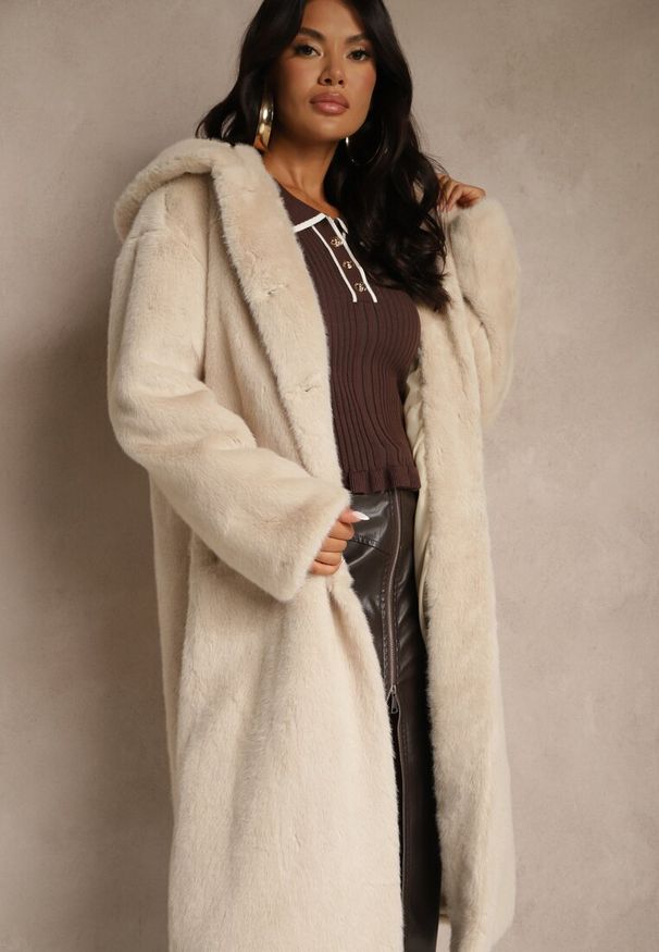 Renee - Beżowy Płaszcz z Pluszowego Futerka z Kapturem Zereva. Okazja: na co dzień. Typ kołnierza: kaptur. Kolor: beżowy. Materiał: futro. Długość: długie. Styl: sportowy, casual, elegancki