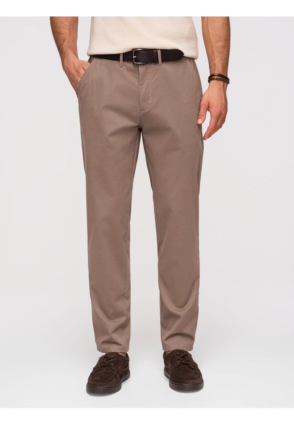 Ombre Clothing - Jednolite spodnie męskie chino REGULAR FIT – brązowe V1 - Rozmiar: M. Okazja: na co dzień, do pracy. Kolor: brązowy. Materiał: materiał, bawełna, elastan. Wzór: jednolity. Styl: elegancki, casual