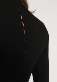 Born2be - Czarna Bawełniana Bluzka Ozdobiona Guzikami Tusreena. Okazja: na co dzień. Kolor: czarny. Materiał: bawełna. Wzór: aplikacja. Styl: klasyczny, casual, elegancki #4