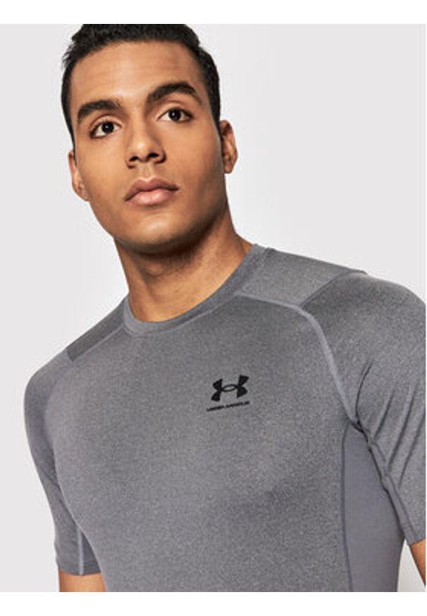 Under Armour Koszulka techniczna HeatGear® 1361518 Szary Slim Fit. Kolor: szary. Materiał: syntetyk