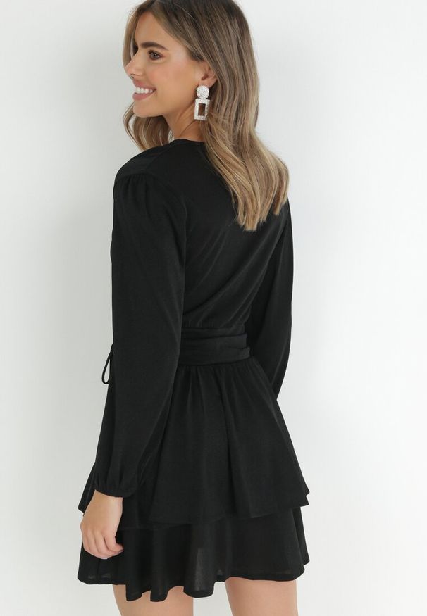 Born2be - Czarna Sukienka Rozkloszowana z Metaliczną Nitką Adine. Okazja: na imprezę, na co dzień. Typ kołnierza: dekolt w kształcie V. Kolor: czarny. Typ sukienki: rozkloszowane. Styl: casual, elegancki