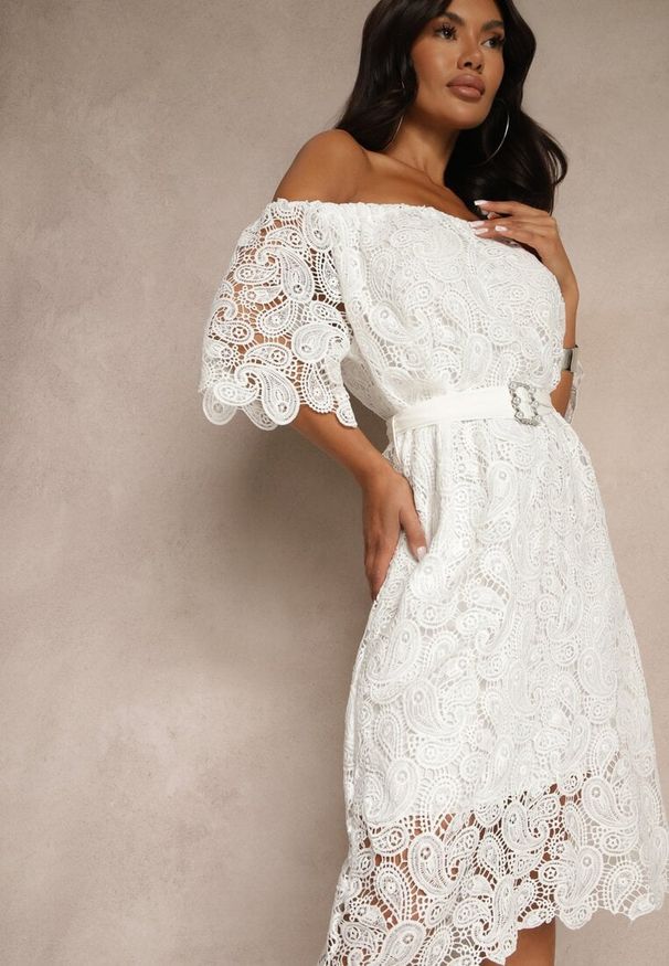 Renee - Biała Sukienka z Bawełną z Paskiem z Klamrą Perełkami i Cyrkoniami Neralisse. Kolor: biały. Materiał: bawełna. Styl: klasyczny, elegancki