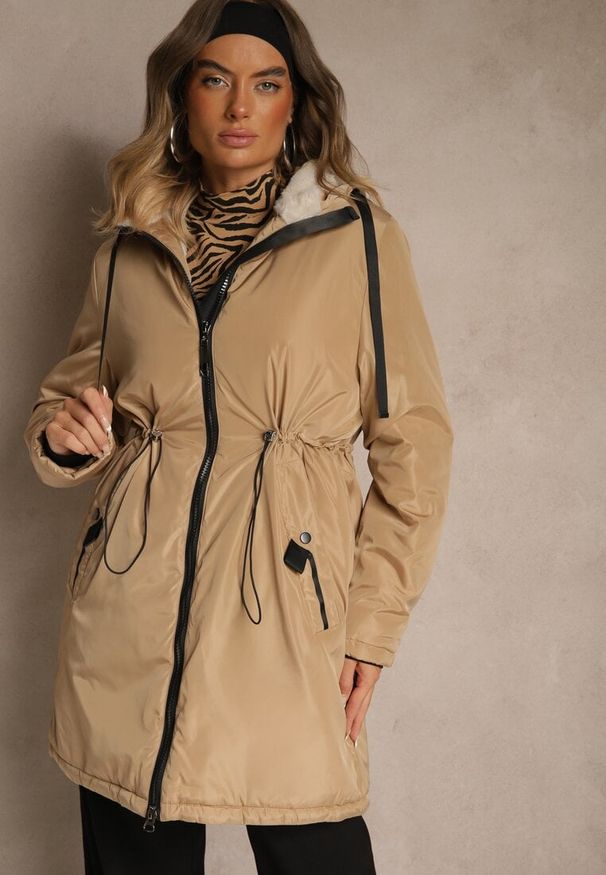 Renee - Ciemnobeżowa Kurtka Parka w Stylu Casual Ocieplana Futerkiem Olleania. Okazja: na co dzień. Kolor: beżowy. Materiał: futro. Wzór: aplikacja. Styl: casual