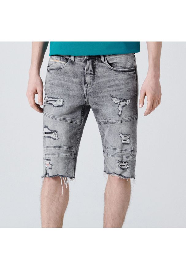 Cropp - Jeansowe szorty slim z dziurami - Jasny szary. Kolor: szary. Materiał: jeans