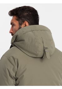 Ombre Clothing - Klasyczna męska długa kurtka typu parka – oliwkowa V3. Typ kołnierza: kaptur. Kolor: oliwkowy. Materiał: guma, syntetyk, poliester, materiał. Długość: długie. Wzór: gładki, aplikacja. Styl: klasyczny #7