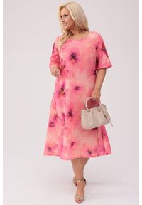Moda Size Plus Iwanek - Trapezowa koralowa sukienka w kwiaty MIDI PLUS SIZE XXL OVERSIZE WIOSNA. Okazja: na co dzień. Kolekcja: plus size. Kolor: pomarańczowy. Wzór: kwiaty. Typ sukienki: oversize, trapezowe, dla puszystych. Materiał: materiał, len, tkanina, poliester, elastan. Sezon: wiosna. Styl: elegancki, casual. Długość: midi #1