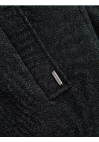 Ombre Clothing - Krótki dwurzędowy męski płaszcz z wełną – grafitowy V1. Okazja: na co dzień. Kolor: szary. Materiał: wełna. Długość: krótkie. Wzór: ze splotem, paski. Sezon: zima. Styl: casual, elegancki #3