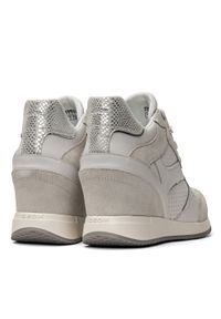 Geox - Sneakersy damskie beżowe GEOX D Nydame. Okazja: na co dzień. Zapięcie: sznurówki. Kolor: beżowy. Materiał: zamsz, skóra. Szerokość cholewki: normalna. Obcas: na koturnie #2