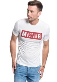 Mustang - MUSTANG TSHIRT Alex C LOGO Tee CLOUD DANCER 1009738 2020. Okazja: na co dzień, na imprezę. Materiał: bawełna, jeans, tkanina, materiał. Długość rękawa: krótki rękaw. Długość: krótkie. Wzór: nadruk. Styl: klasyczny, casual