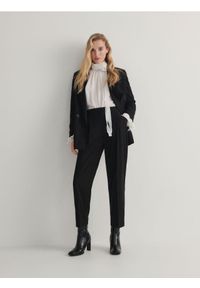 Reserved - Spodnie z kantem - czarny. Kolor: czarny. Materiał: tkanina, włókno, wiskoza #1