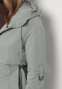 Born2be - Zielona Klasyczna Kurtka Parka z Kapturem i Ściągaczem w Talii Tulasira. Okazja: na co dzień. Typ kołnierza: kaptur. Kolor: zielony. Materiał: jeans. Styl: klasyczny #3