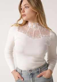 Born2be - Biały Dopasowany Sweter z Półgolfem z Wiskozą Zdobiony Koronkową Siateczką Genna. Kolor: biały. Materiał: koronka, wiskoza. Wzór: aplikacja. Styl: klasyczny #1