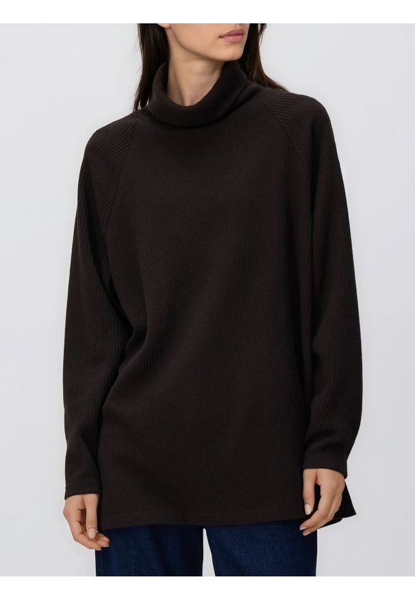 Reserved - Długa bluza z golfem - ciemnobrązowy. Typ kołnierza: golf. Kolor: brązowy. Materiał: wiskoza, dzianina. Długość: długie