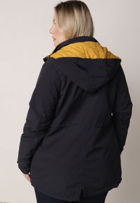 Born2be - Granatowo-Żółta Przejściowa Kurtka Dwustronna o Kroju Parki z Pikowaniem Wewnątrz Zidelle. Typ kołnierza: kaptur. Kolor: niebieski. Materiał: jeans, poliester. Styl: sportowy #6