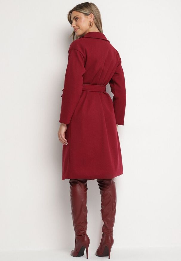 Born2be - Bordowy Płaszcz Dwurzędowy Wiązany Vepha. Kolor: czerwony. Materiał: tkanina. Długość: długie. Sezon: wiosna, jesień. Styl: sportowy, klasyczny