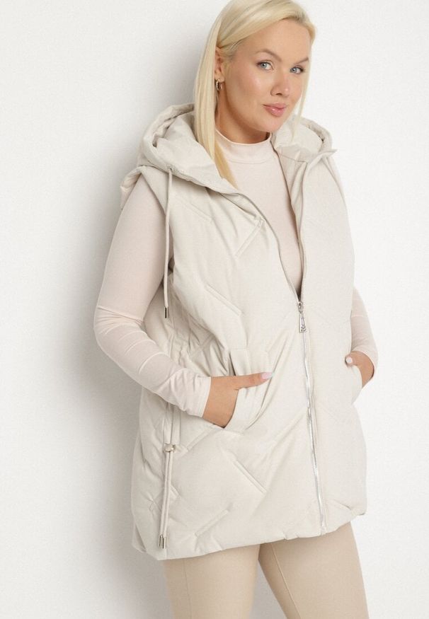 Born2be - Biała Przejściowa Kamizelka z Pikowanymi Przeszyciami i Kapturem Fesolira. Okazja: na co dzień. Kolekcja: plus size. Kolor: biały. Materiał: jeans. Styl: sportowy, casual