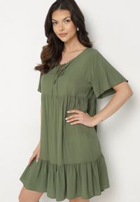 Born2be - Ciemnozielona Sukienka z Bawełny o Rozkloszowanym Kroju z Wiązaniem przy Dekolcie Mepilea. Okazja: na co dzień. Kolor: zielony. Materiał: bawełna. Długość rękawa: krótki rękaw. Sezon: wiosna, lato. Typ sukienki: rozkloszowane. Styl: klasyczny, casual, elegancki #2